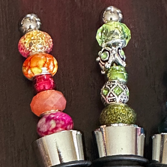 Set of 4 New Wine Stoppers - Picture 3 of 3